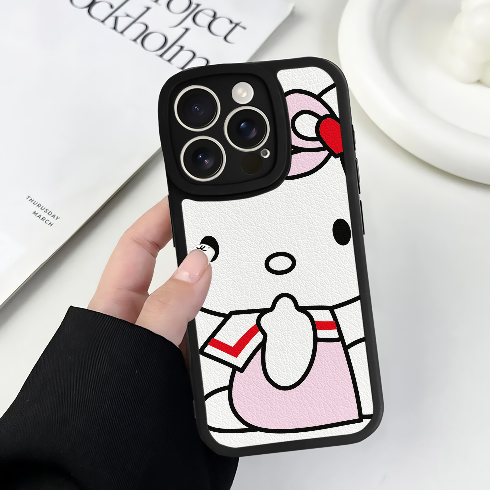 （画像用） Hello Kitty ハローキティ 【iPhone 16シリーズ対応】シリコンスマホケース（レザー調） 材質：シリコン